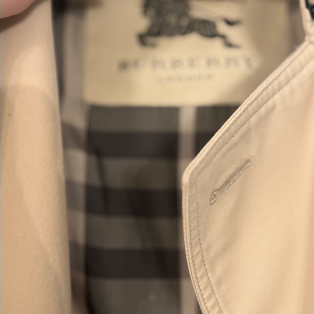Burberry Women's Tan Trench Coat - Picture 2 of 9